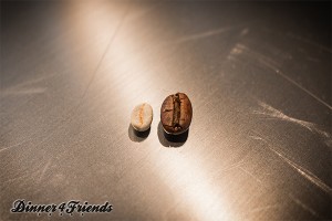Beim Röstern verlieren Kaffee-Bohnen Flüssigkeit, erreichen danach aber fast das doppelte Volumen als rohe Kaffeebohnen.