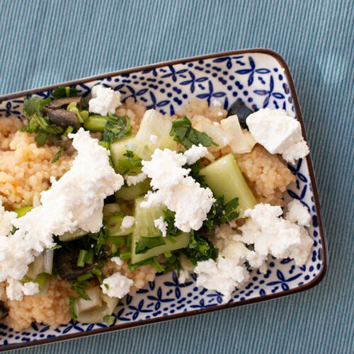 Bulgursalat mit Gurke, Oliven und Feta