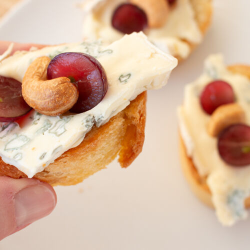 Crostini mit Gorgonzola und Trauben