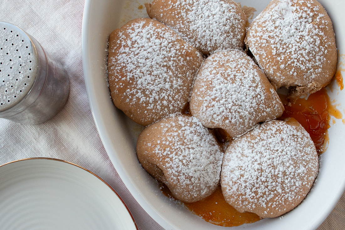 Gefüllte Buchteln mit Marillenmarmelade