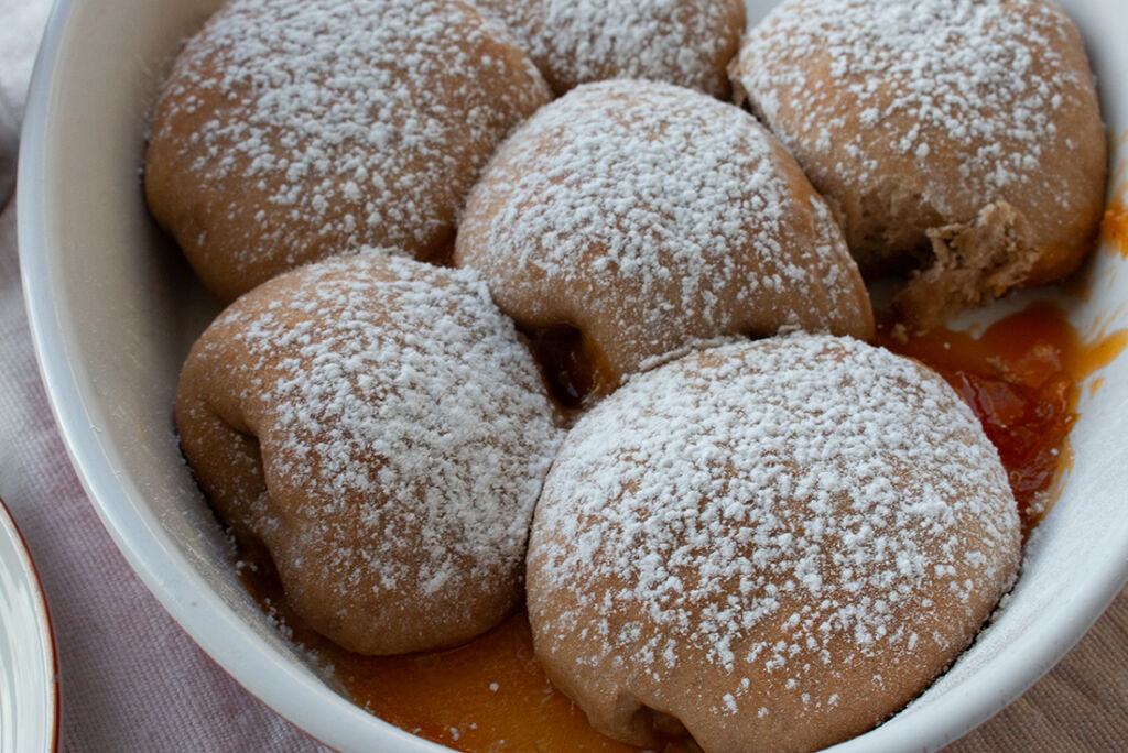 Gefüllte Buchteln mit Marillenmarmelade