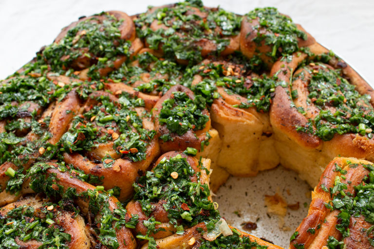 Pikante Hefeteigschnecken mit Sumach-Zwiebeln - Dinner4Friends