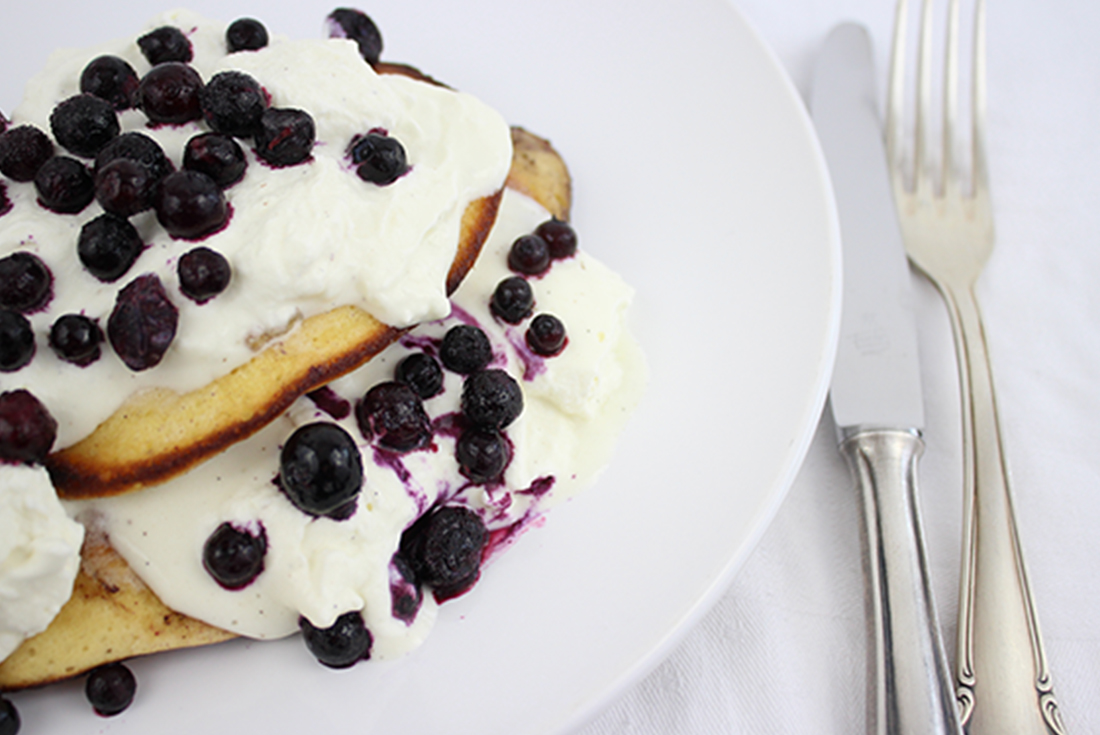 Pancakes mit Heidelbeeren und Sahne-Quark: Ein Traum am Morgen ...