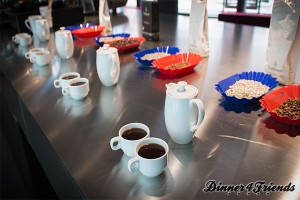 Rund 300 Tassen Kaffee probiert Rudolf Krapf bei einer einzigen Kaffeeverkostung und entscheidet dann, welcher Kaffee bei Dallmayr über die Theke geht. Der Aufbau, die Ziehdauer, die Wasser- und Kaffeemenge ist bei Kaffeeverkostungen weltweit genormt und findet immer auf die gleiche Art und Weise statt.