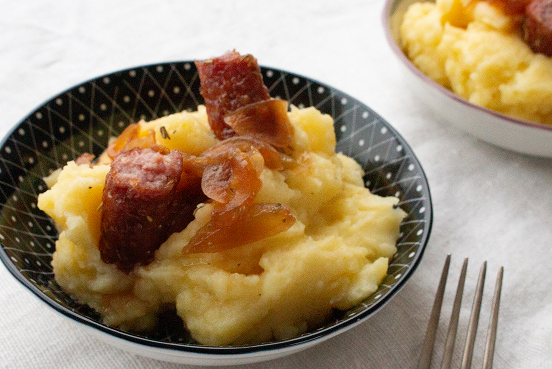 Kartoffelpüree mit Zwiebelsauce und Bratwurst