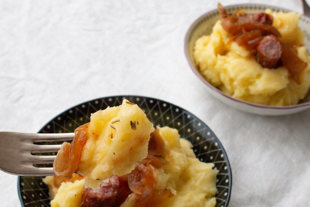 Kartoffelpüree mit Zwiebelsauce und Bratwurst