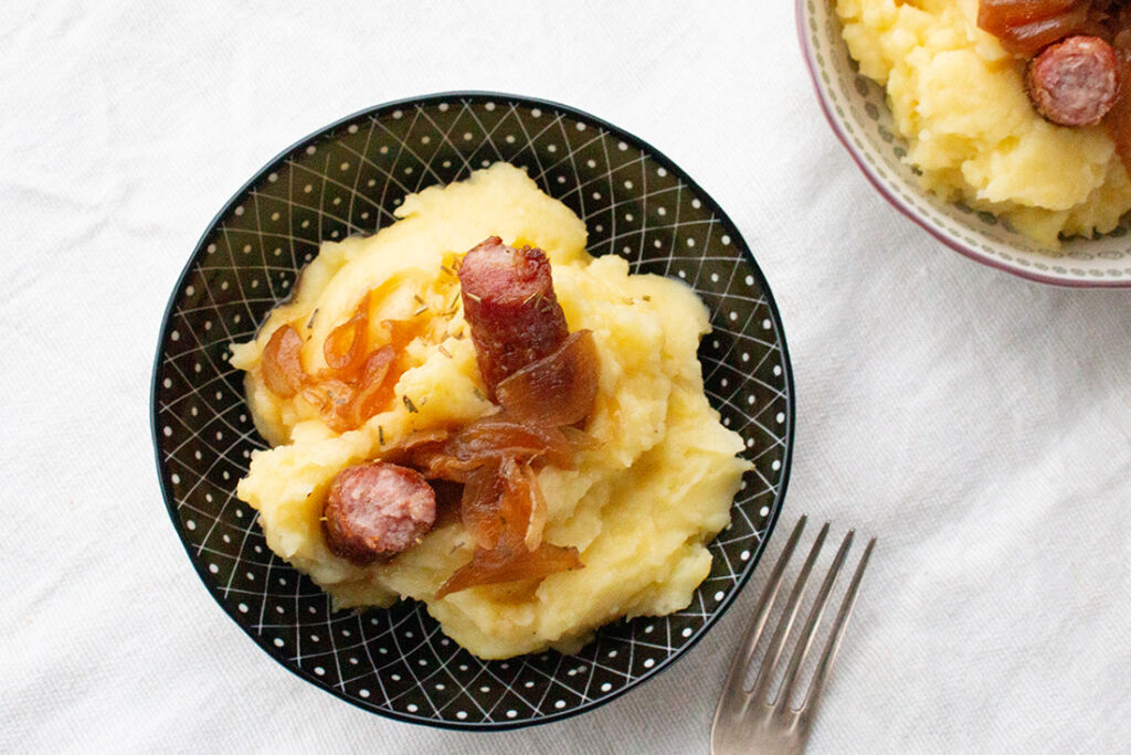 Kartoffelpüree mit Zwiebelsauce und Bratwurst