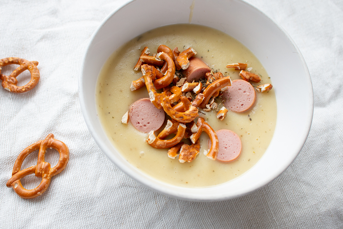 Kartoffelsuppe mit Brezncrunch mit Wiener Würstchen