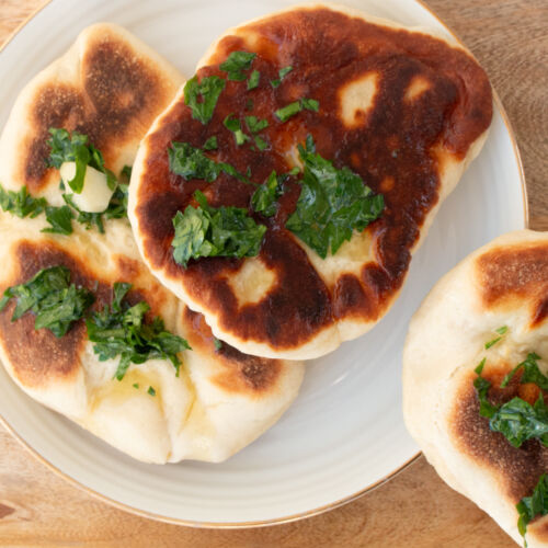 Naan Brot mit Knoblauchbutter und Petersilie