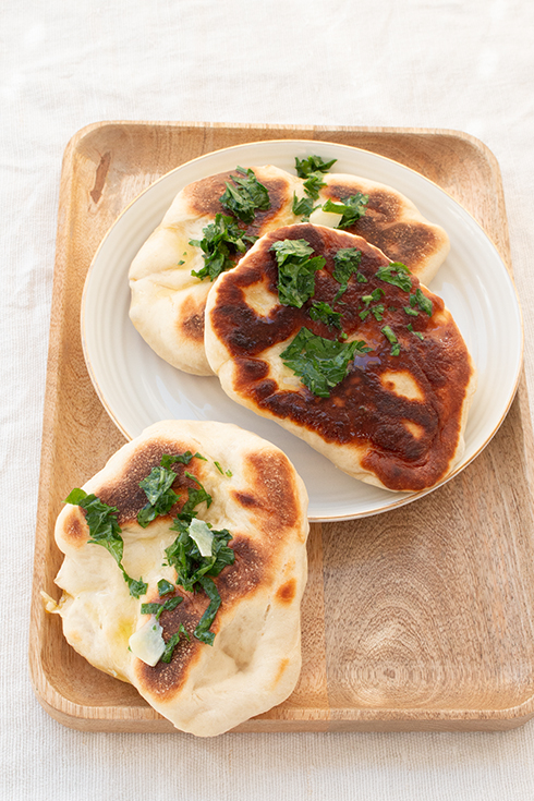 Naan Brot mit Knoblauchbutter und Petersilie