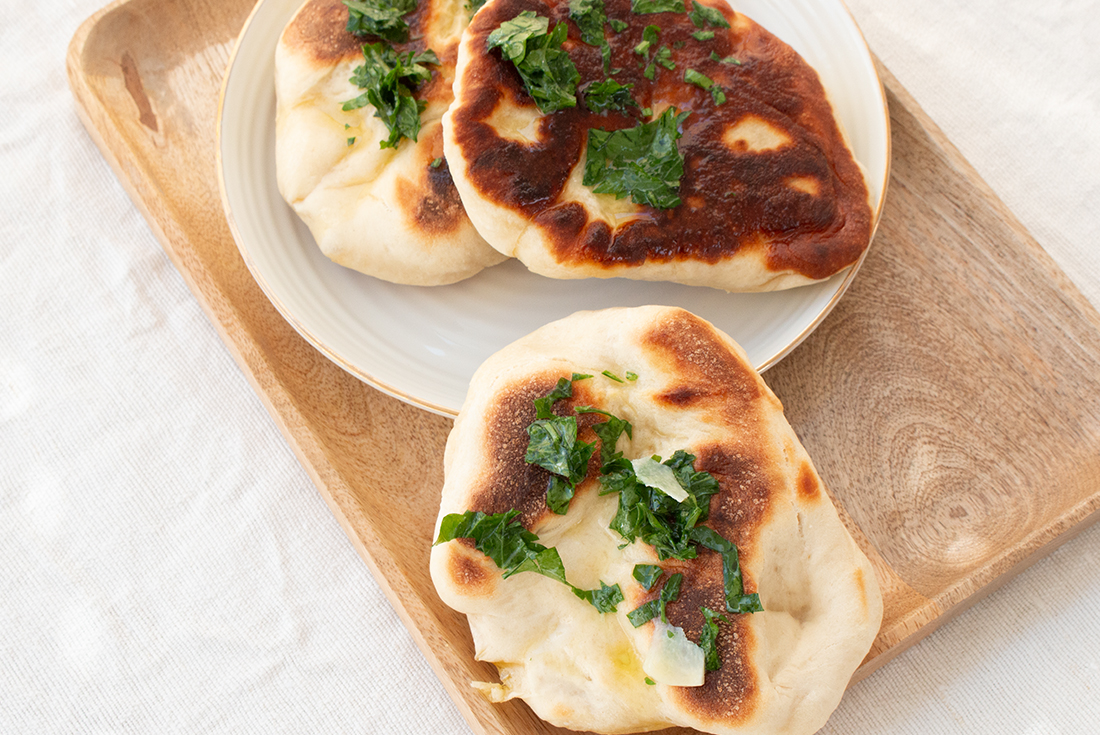 Naan Brot mit Knoblauchbutter und Petersilie