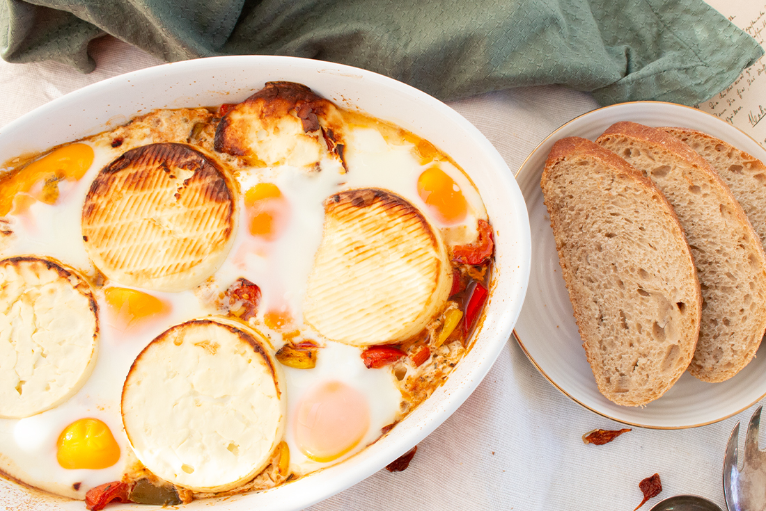 Gebackener Feta mit Ei und Gemüse