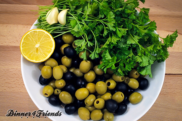 Viele Zutaten braucht es nicht für eine leckere Olivenpaste - nur einen guten Mixer, Pürierst oder Zerkleinerter braucht man.