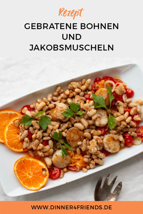 Gebratene Bohnen und Jakobsmuscheln auf Tomatensalat