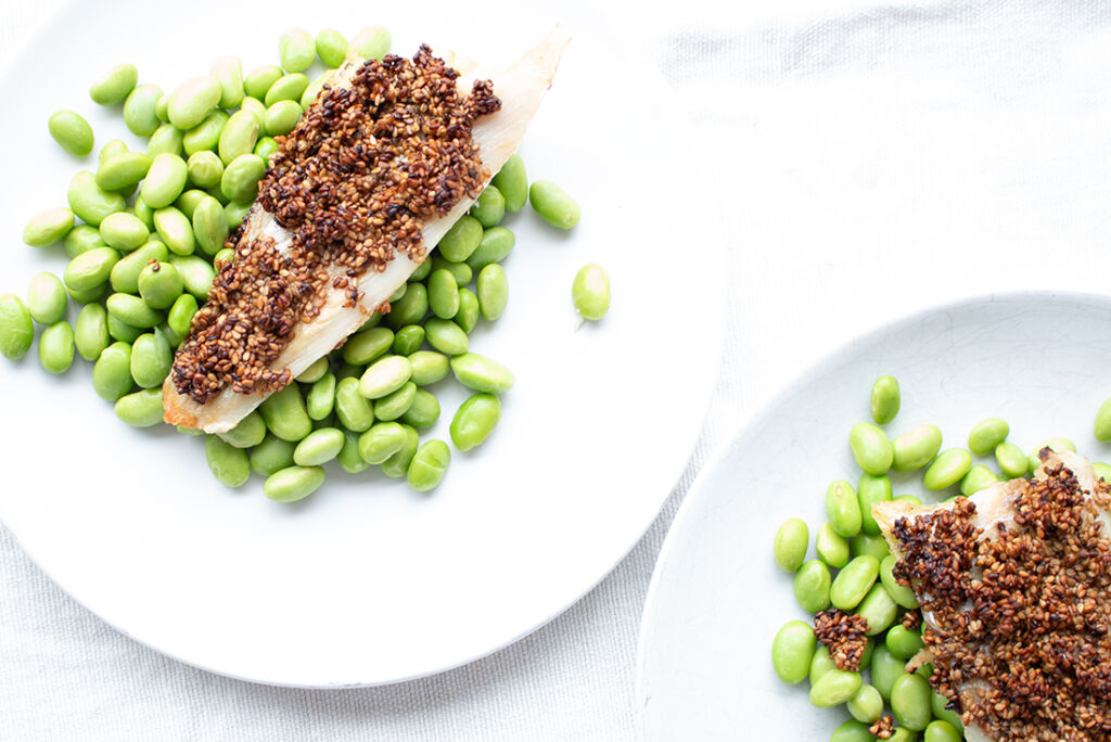 Seehechtfilet mit Sesamkruste auf Edamame