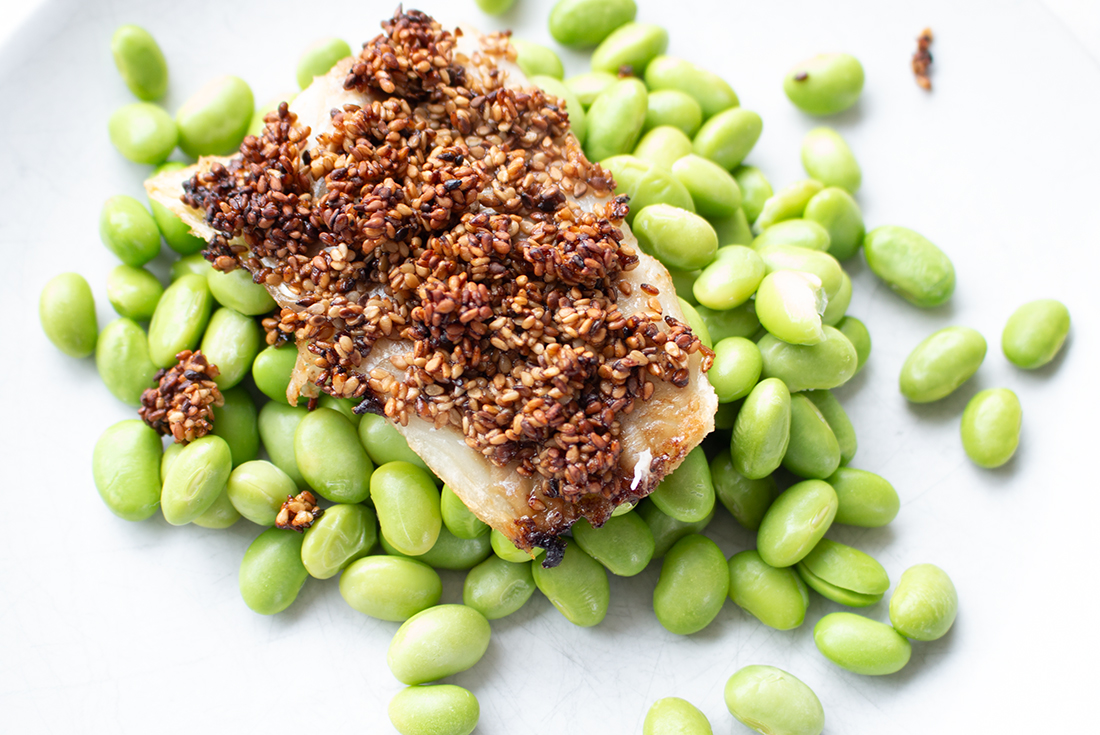 Seehechtfilet mit Sesamkruste auf Edamame