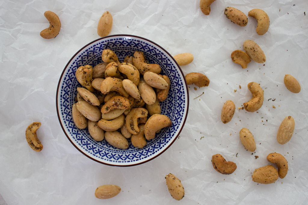 Perfekt zum Snacken: geröstete Nüsse mit Zatar.