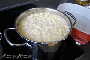 Die Spätzle sind fertig und gar, wenn das Wasser schaumig aufsteigt und die Spätzle an die Wasseroberfläche aufsteigen