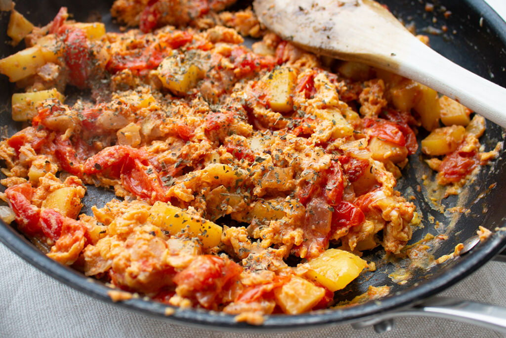 Frühstückseier mit Tomaten