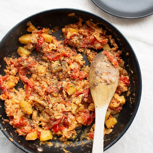 Frühstückseier mit Tomaten