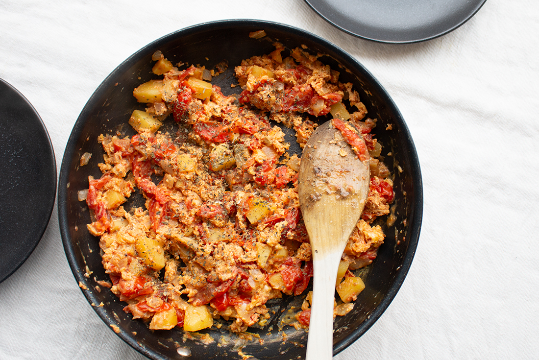 Frühstückseier mit Tomaten