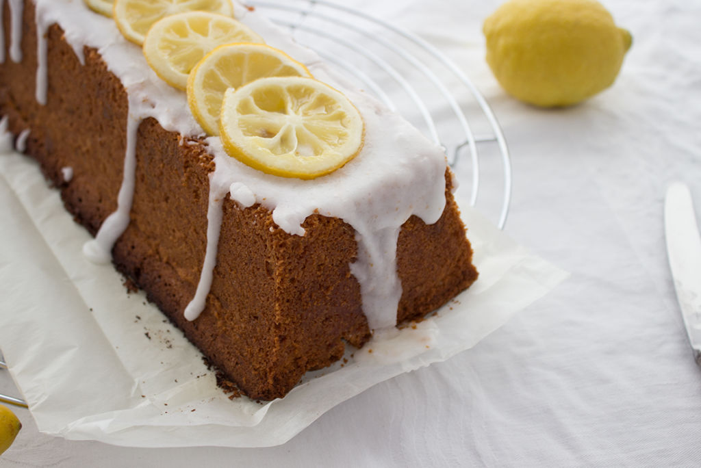 Der perfekte Kuchen für besondere Anlässe: Zitronenkuchen mit Mandeln und weißer Schokolade.