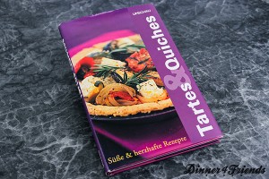 Das "Tartes & Quiches"-Kochbuch sieht schon ein bisschen mitgenommen aus - schließlich ist es auch oft in Gebrauch.