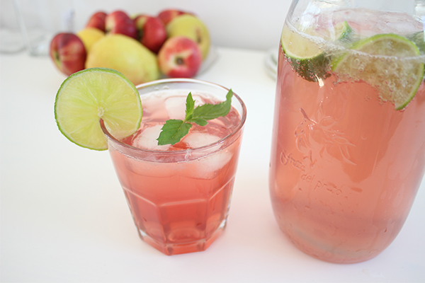 Unser Lieblingsdrink: Raspberry Lemonade. Selbstgemacht, alkoholfrei, erfrischend und gaaaaanz einfach!